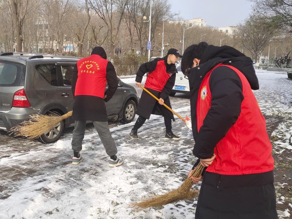 校园扫雪照片图片